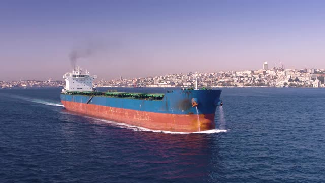 大型散货船通过博斯普鲁斯-鸟瞰图视频下载
