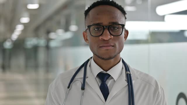 非洲年轻男医生竖起大拇指的肖像视频素材