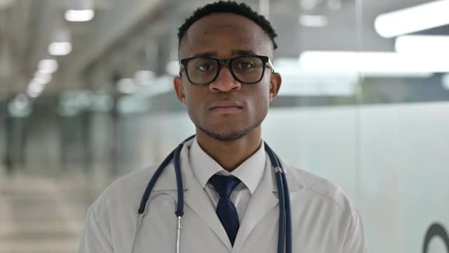 年轻的非洲医生看着镜头的肖像视频素材