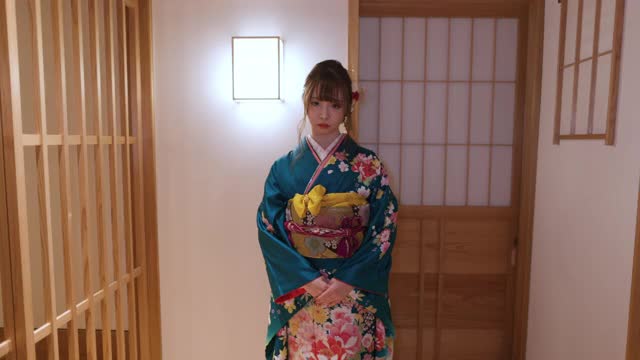 穿着Furisode和服的年轻女子走在日本旅馆的走廊上视频素材