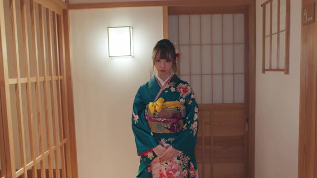穿着Furisode和服的年轻女子走在日本旅馆的走廊上视频素材