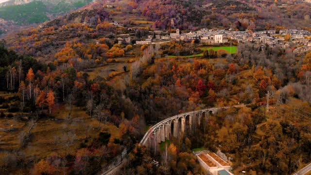 鸟瞰图以上的加泰罗尼亚比利牛斯与秋天的颜色。视频下载