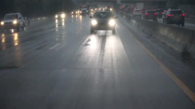 大雨期间高速公路上的汽车。视频素材