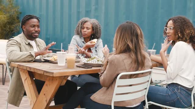 一群朋友在露台餐厅享用午餐视频下载
