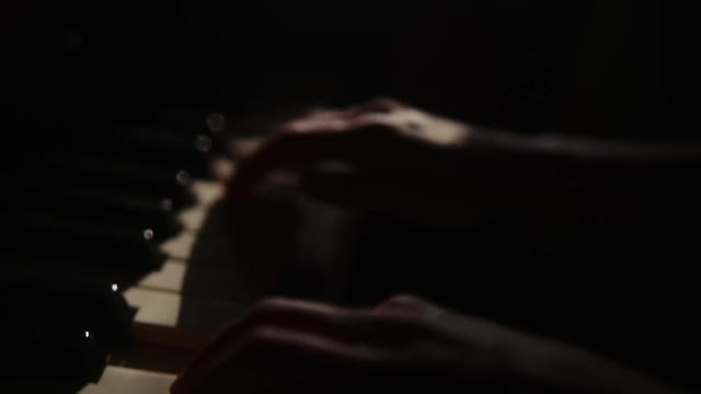 钢琴在窗边弹奏。视频素材