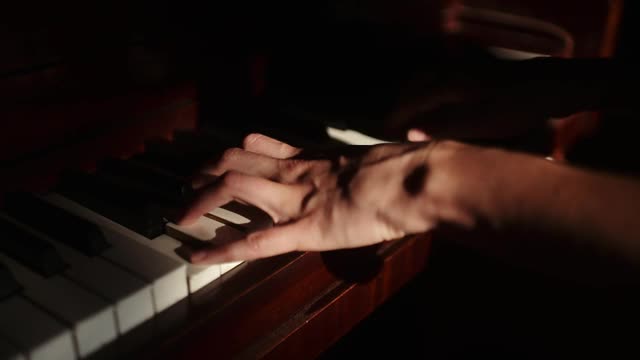 钢琴在窗边弹奏。视频素材