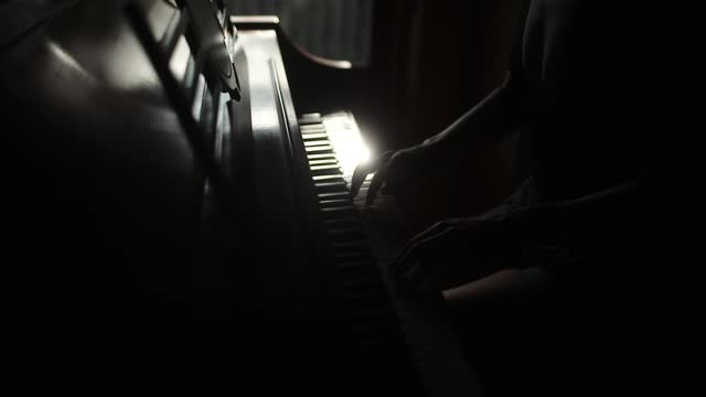钢琴在窗边弹奏。视频下载