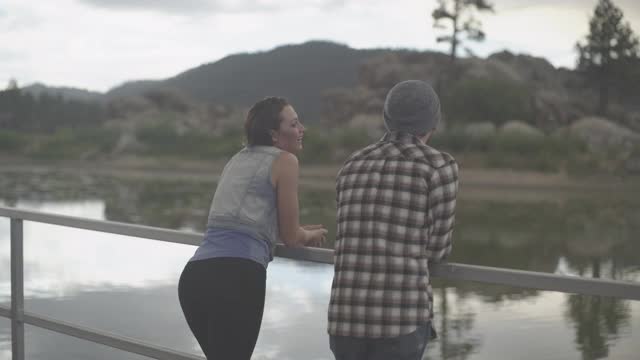 情侣在湖边一起放松视频素材