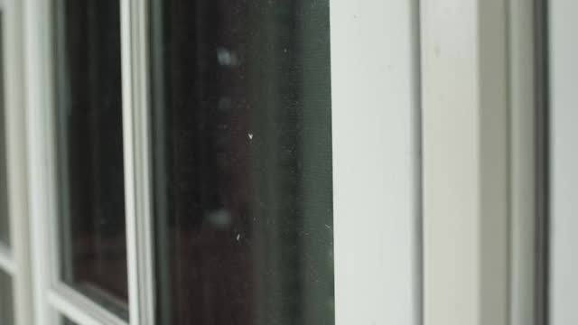 郊区窗户的倒影视频素材