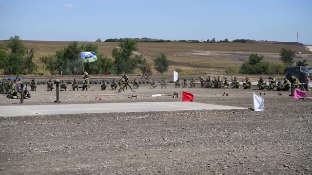 空降兵在桑贝克高地训练场展示他们的技能视频下载