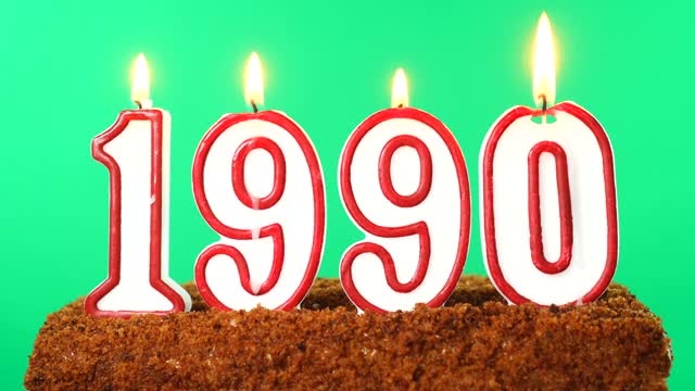 蛋糕上有1990号蜡烛。上个世纪的日期。色度键。绿色的屏幕。孤立的视频下载