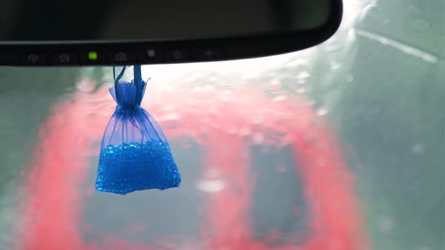 雨点落在汽车挡风玻璃上。视频下载