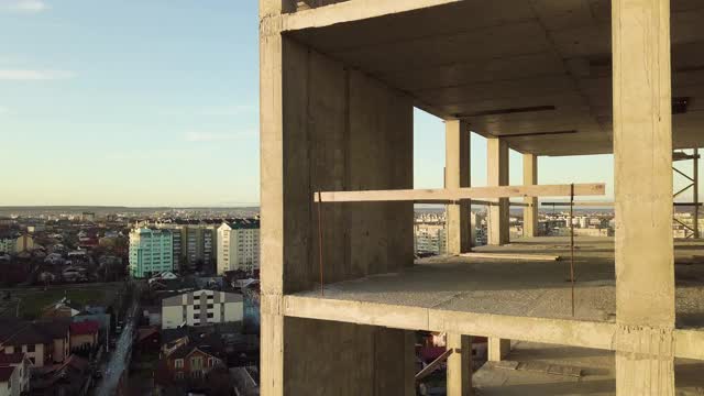 城市中正在建设的高层未完工公寓的混凝土框架鸟瞰图。视频素材