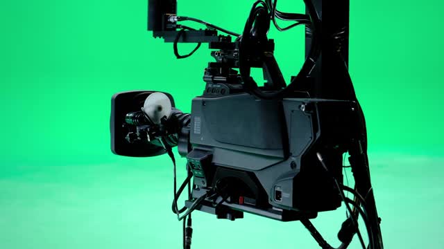 相机臂在一个专业的绿屏工作室里移动。影视产业视频素材