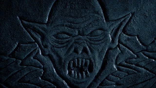《雨夜石上的哥特式恶魔脸》视频下载