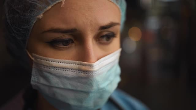 Macro:非常悲伤的女医生或护士在晚上感到沮丧视频素材