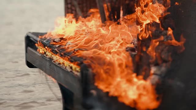 黑色钢琴在火焰中燃烧视频素材