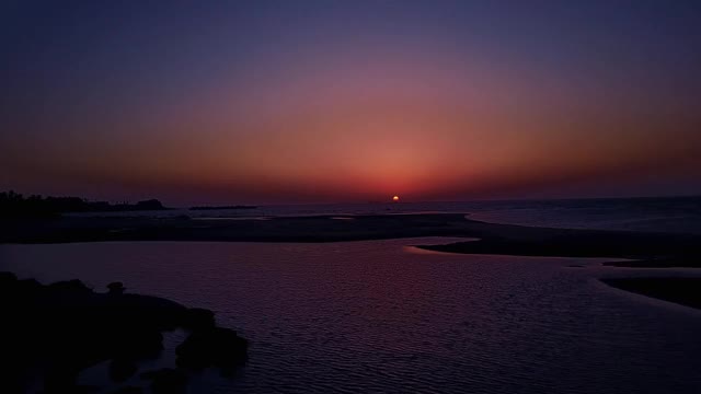 德龙飞过大海，美丽的日落印度视频素材