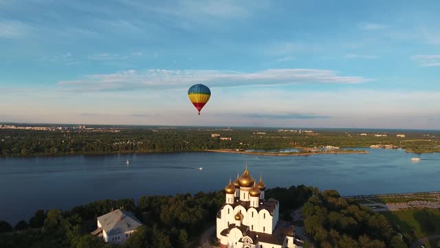彩色的热气球飞过雅罗斯拉夫尔市视频下载