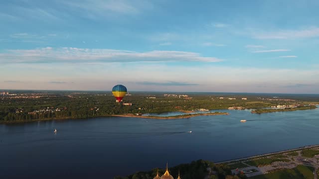彩色的热气球飞过了河视频下载