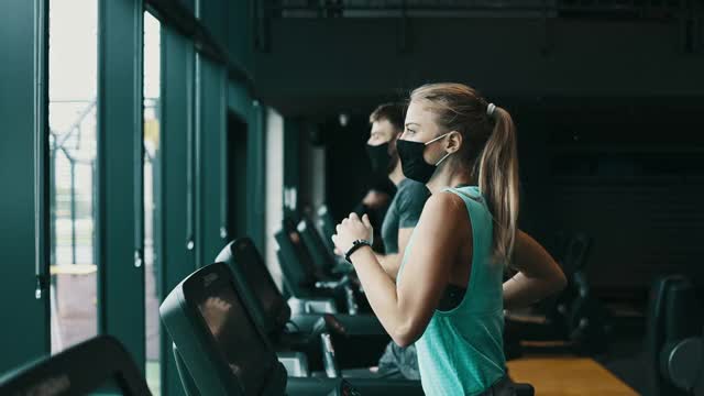爱运动的人在健身房里锻炼视频下载