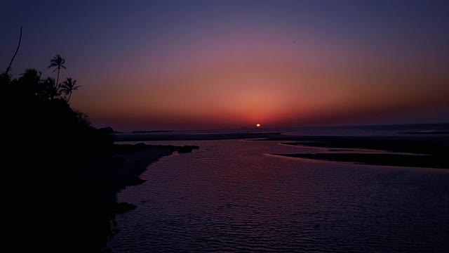 无人机在印度海上和紫色日落上空飞行视频素材