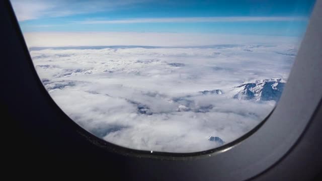 从飞机舷窗飞过山景视频素材
