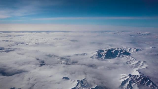 从飞机上飞过厄尔布鲁斯山脉视频下载