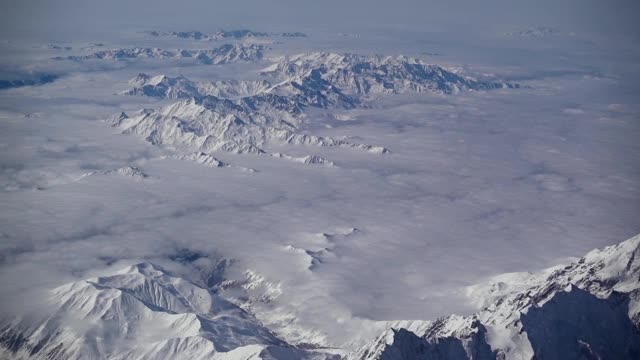 从飞机上飞过雪山的景色视频素材