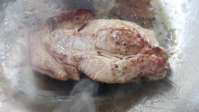 4K，热锅上烤猪肉，翻过来煮视频下载