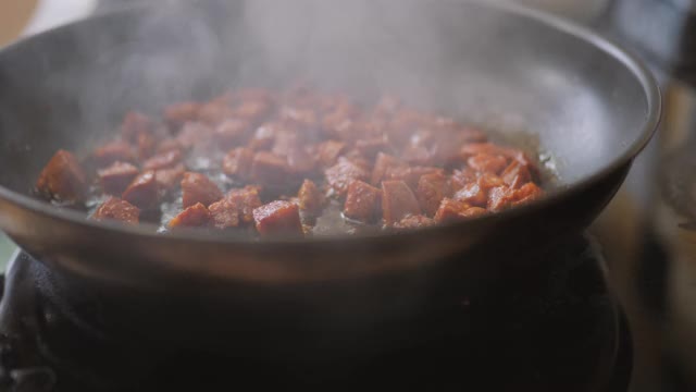 用煎锅烹煮切好的香肠酱视频下载