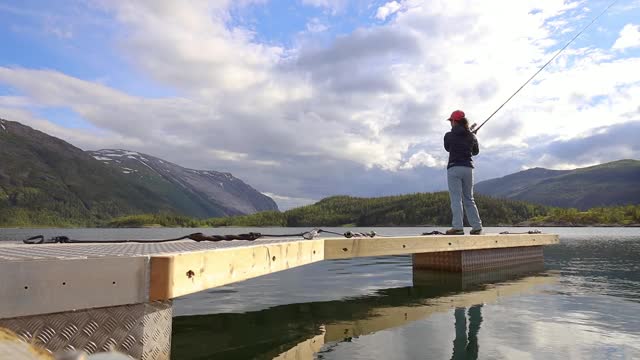 在挪威，一名妇女正在用钓竿纺纱。视频素材