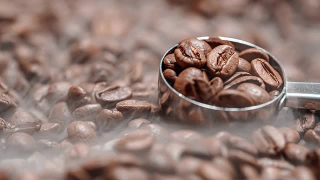 近距离观察咖啡种子。芳香的咖啡豆是由咖啡豆烘烤出来的烟熏出来的。视频素材