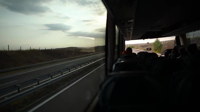 公共汽车窗口的景色视频下载