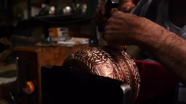 铜匠在铜板上的锤击设计视频下载