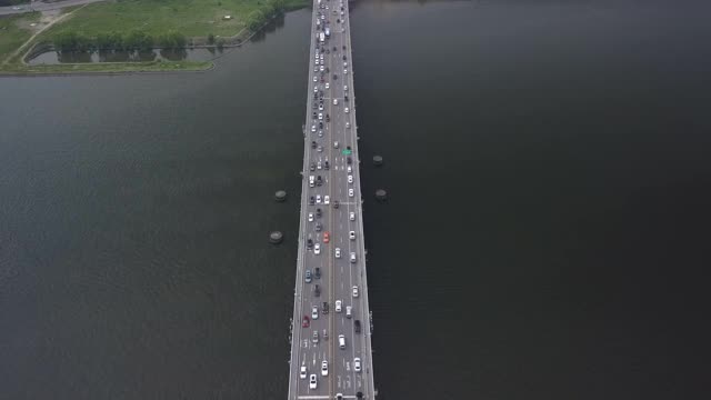 韩国首尔，汉江上的半坡桥上行驶的汽车视频下载