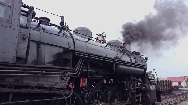 蒸汽机车的近距离警告在一个侧面的马刺视频素材