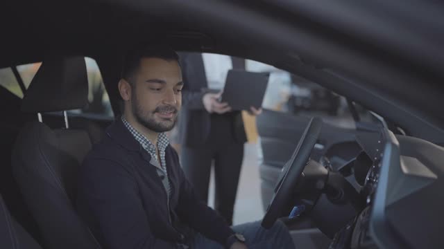 汽车销售人员向男顾客展示汽车视频下载
