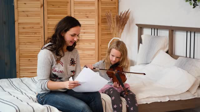 小女孩拉小提琴的家庭课视频素材