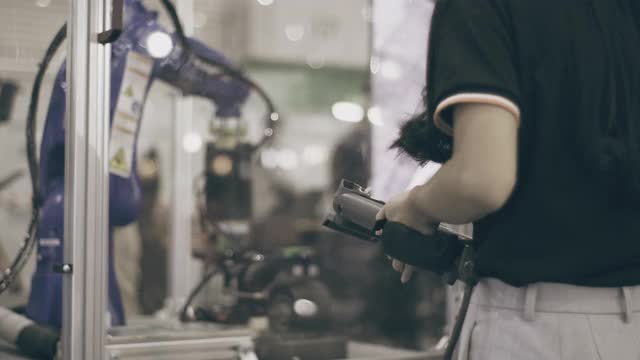 工程师正在控制一个未来机械臂视频素材