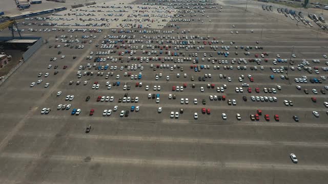 从直升机上看，停车场里汽车排成一排。大型停车场，摄像头变焦。俄罗斯萨马拉。视频下载