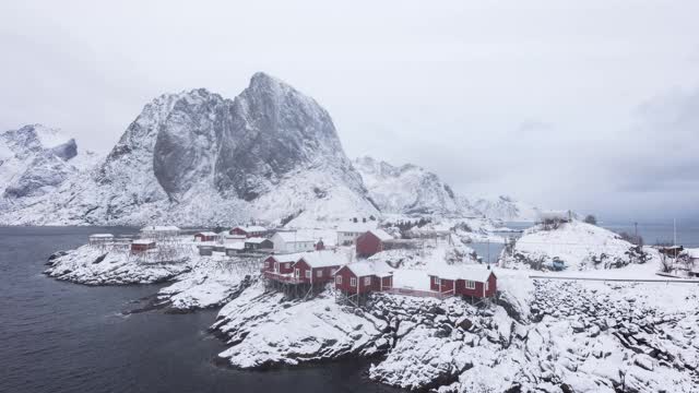 挪威罗浮敦群岛的冬季景观。4k无人机航拍镜头视频素材