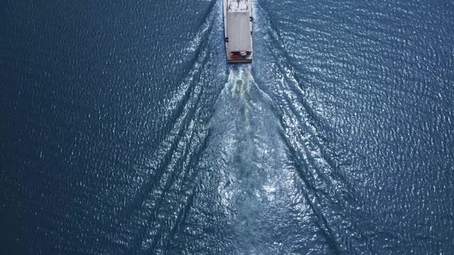 在蓝色海水中巡航的豪华旅游快艇鸟瞰图。视频素材