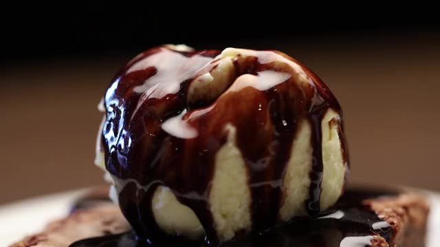 巧克力布朗尼配香草冰淇淋视频素材