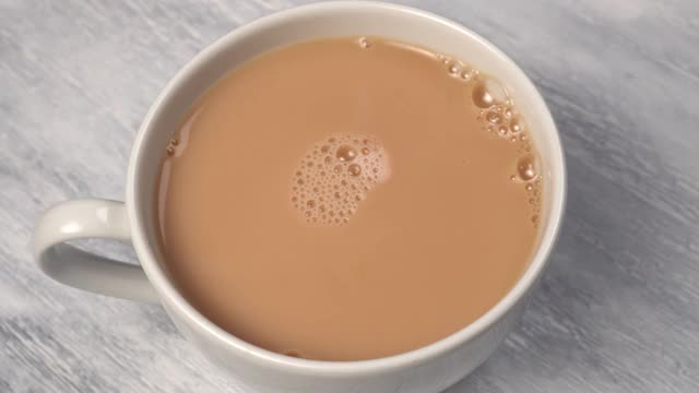 白杯加红茶和牛奶视频下载