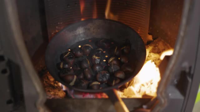 在壁炉上烤栗子视频素材
