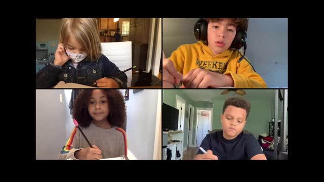 新冠肺炎疫情期间，四名学童通过视频电话一起做作业视频素材