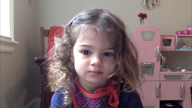 可爱小女孩在家参加在线学前班(音频)视频下载