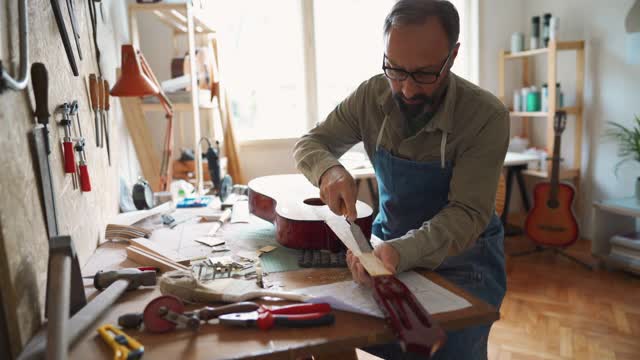工匠在工作室雕刻吉他视频下载