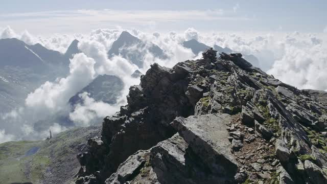 鸟瞰图的岩石山峰在夏天。在云中，壮丽的风景作为背景。高度和自由的概念。视频下载